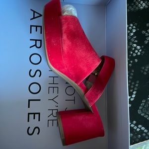 BNIB red suede holiday sandals 8